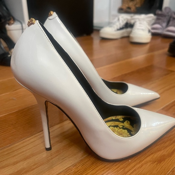 Versace white patent pumps / heels size 37. New without box. - Picture 14 of 16